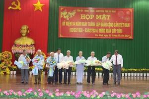 Các đảng viên nhận Huy hiệu Đảng tại buổi họp mặt mừng Đảng, mừng Xuân