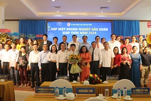 Đại diện doanh nghiệp chụp ảnh lưu niệm cùng lãnh đạo Tỉnh ủy, Ủy ban nhân dân tỉnh Trà Vinh.