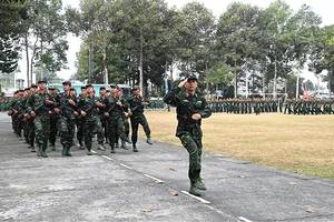 Cán bộ, chiến sĩ lực lượng vũ trang tỉnh diễu hành qua lễ đài tại lễ ra quân huấn luyện sẵn sàng chiến đấu.