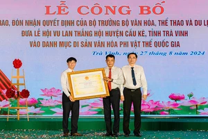 Lãnh đạo Ủy ban nhân dân huyện Cầu Kè nhận quyết định của Bộ Văn hóa, Thể thao và Du lịch.