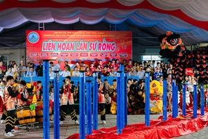 Quang cảnh Liên hoan Lân Sư Rồng huyện Cầu Kè, tỉnh Trà Vinh.