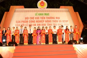 Nghi thức khai mạc hội chợ xúc tiến thương mại tỉnh Trà Vinh gắn với lễ hội Ok Om Bok