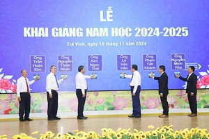 Đại biểu thực hiện nghi thức khai giảng năm học mới 2024-2025.