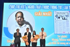 Ông Dương Anh Đức, Phó Chủ tịch Ủy ban nhân dân Thành phố Hồ Chí Minh cùng đại diện Ban tổ chức trao thưởng cho tác giả Lục Thị Hai, đoạt giải nhất của cuộc thi.