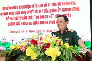 Trung tướng Trần Hoài Trung, Bí thư Đảng ủy, Chính ủy Quân khu 7 chủ trì hội nghị.