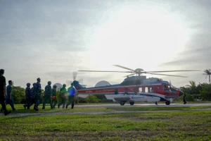 Tổ cấp cứu đường không Bệnh viện Quân y 175 cùng kíp trực thăng của Binh đoàn 18 nhanh chóng đưa bệnh nhân về đất liền chữa trị.