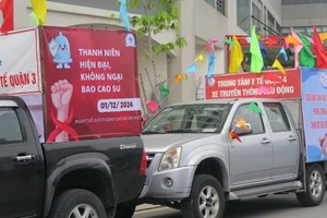 Đoàn xe diễu hành nhằm tạo sự lan tỏa mạnh mẽ trong cộng đồng về phòng chống HIV/AIDS.