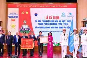 Phó Chủ tịch nước Võ Thị Ánh Xuân trao danh hiệu Anh hùng Lao động cho Bệnh viện Đại học Y dược Thành phố Hồ Chí Minh.