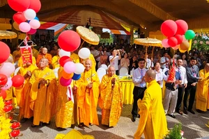 Nghi thức thả bồ câu và bong bóng nguyện cầu “Tổ quốc vinh quang, đạo pháp trường tồn, thế giới hòa bình, chúng sinh an lạc”.