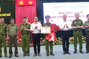 Lãnh đạo thành phố Huế trao thưởng tập thể Đội Cảnh sát điều tra tội phạm về ma túy Công an TP Huế.