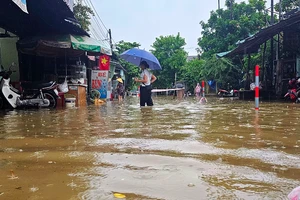 Mưa cường độ lớn khiến nhiều tuyến phố tại thành phố Huế bị ngập cục bộ.