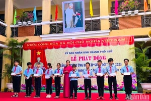 Lãnh đạo thành phố Huế trao học bổng cho các học sinh có hoàn cảnh khó khăn.