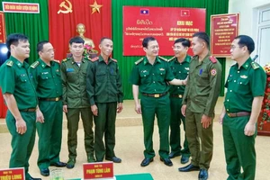 Lãnh đạo Bộ Chỉ huy Bộ đội Biên phòng Thừa Thiên Huế trao đổi với các học viên. (Ảnh: Võ Tiến)