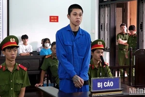Bị cáo Dương Ron trước phiên tòa.