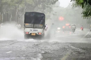 Mưa lớn kéo gây ngập úng cục bộ một số tuyến đường ven đô ở thành phố Huế trong những ngày qua.