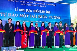 Các đại biểu cắt băng khai mạc Triển lãm ảnh “Tự hào một dải biên cương” năm 2023.