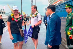 Đại diện lãnh đạo tỉnh, Sở Du lịch, Trung tâm Xúc tiến du lịch Thừa Thiên Huế đón chào những vị khách tàu biển đầu năm mới 2024.