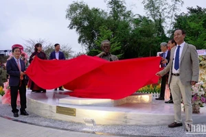 Lãnh đạo tỉnh, thành phố Huế và các ban ngành, gia đình cố nhạc sĩ Trịnh Công Sơn thực hiện nghi thức khánh thành tượng Trịnh Công Sơn bên bờ sông Hương.