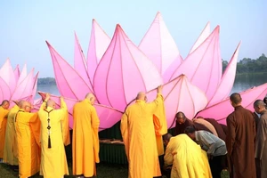 Chư tôn đức trong Ban Trị sự Giáo hội Phật giáo tỉnh chính thức hạ thủy hoa sen đầu tiên xuống dòng sông Hương.