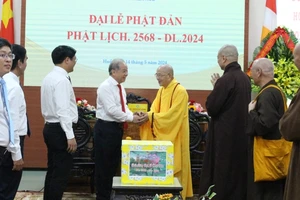 Phó Bí thư Thường trực Tỉnh ủy Phan Ngọc Thọ và Đoàn công tác chúc mừng Ban Trị sự Giáo hội Phật giáo Việt Nam tỉnh Thừa Thiên Huế 