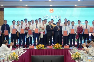 Phó Thủ tướng Trần Hồng Hà cùng lãnh đạo một số bộ, ngành Trung ương trao quyết định phê duyệt quy hoạch vùng và chúc mừng lãnh đạo 14 tỉnh, thành phố vùng Bắc Trung Bộ và duyên hải miền Trung.