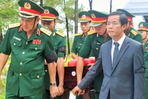 Thứ trưởng Quốc phòng, Thượng tướng Võ Minh Lương (bên trái) và Chủ tịch Ủy ban nhân dân tỉnh Thừa Thiên Huế Nguyễn Văn Phương (bên phải) đưa tiễn các liệt sĩ về nơi an nghỉ.