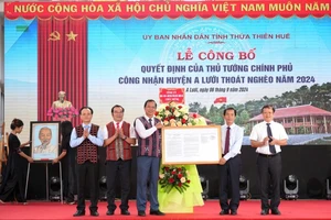 Lãnh đạo tỉnh trao Quyết định của Thủ tướng Chính phủ công nhận huyện A Lưới thoát nghèo năm 2024.