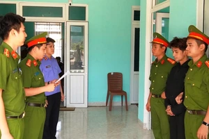 Công an huyện Phú Lộc (tỉnh Thừa Thiên Huế) thực hiện lệnh giữ người trong trường hợp khẩn cấp.