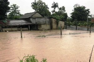 Tình hình ngập lụt vào nhà dân ở xã Hồng Bắc (huyện A Lưới), chính quyền xã đã tiến hành di dời các hộ trong vùng nguy hiểm đến nơi an toàn. (ảnh: HN)