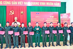 Lãnh đạo Bộ Chỉ huy Bộ đội Biên phòng tỉnh Thừa Thiên Huế trao Giấy chứng nhận cho các học viên.