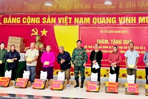 Trung tướng Hà Thọ Bình, Tư lệnh Quân khu 4 tặng quà cho các hộ gia đình bị ảnh hưởng bão số 6.