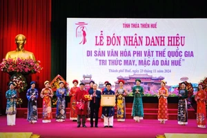 Đại diện lãnh đạo Ủy ban nhân dân tỉnh, Sở Văn hóa và Thể thao tỉnh Thừa Thiên Huế đón nhận danh hiệu Di sản văn hóa phi vật thể Quốc gia "Tri thức May và Mặc áo dài Huế".