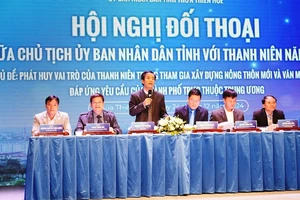 Chủ tịch Ủy ban nhân dân tỉnh Thừa Thiên Huế Nguyễn Văn Phương đối thoại với thanh niên.