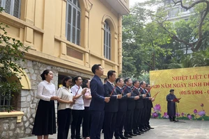 Bí thư Thành uỷ Hà Nội cùng đoàn đại biểu thành phố Hà Nội dâng hương nhân kỷ niệm 120 năm Ngày sinh Tổng Bí thư Trần Phú. 