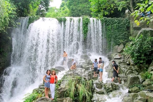 Rất đông khách du lịch đến Khu du lịch Khoang Xanh-Suối Tiên để tránh nóng.