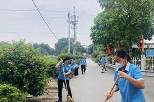 Chị em phụ nữ huyện Gia Lâm ra quân giữ gìn vệ sinh môi trường.