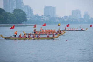 Giải Bơi chải thuyền rồng là hoạt động thể thao dưới nước nổi bật của Thủ đô.
