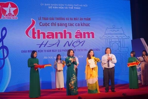 Phó Chủ tịch Ủy ban nhân dân thành phố Hà Nội Vũ Thu Hà trao giải A cho những nhạc sĩ có tác phẩm nổi bật. 