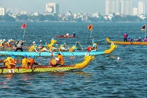 Không gian hồ Tây sẽ là nơi tranh tài của các đội tham gia Giải Bơi chải Thuyền rồng Hà Nội 2024.