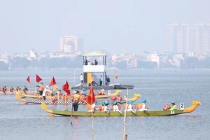 Các đội đua tranh tài trên hồ Tây tạo không khí sôi động.