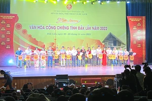 Lãnh đạo tỉnh Đắk Lắk và Ban Tổ chức liên hoan tặng cờ lưu niệm cho các đoàn tham gia Liên hoan văn hóa cồng chiêng Đắk La81k năm 2022.