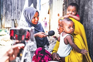 Nhóm phóng viên tự do tại Somalia thường phải làm việc theo nhóm để bảo vệ, hỗ trợ lẫn nhau. 