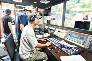 Ê kíp của HanoiTV thực hiện một chương trình cầu truyền hình. 