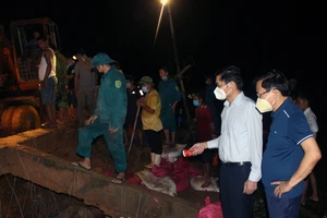 Đập Bàn Vàng ở xã Tiến Thành, huyện Yên Thành, tỉnh Nghệ An bị nước lũ cuốn trôi.