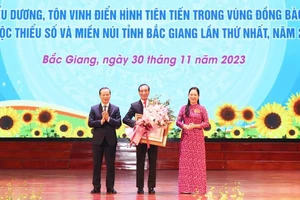 Thừa ủy quyền của Chủ tịch nước, các đồng chí: Nông Thị Hà, Mai Sơn trao Huân chương Lao động Hạng Ba cho đồng chí Chu Quý Minh (giữa).
