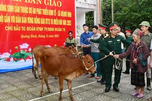  Đại diện chỉ huy Đoàn Kinh tế-Quốc phòng 79 trao bò giống cho bà con xã Lâm Thủy