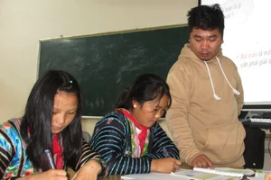  Hơn 90% số học sinh nữ người dân tộc H’Mông các vùng khó khăn của tỉnh Sơn La được đi học.