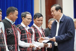 Bí thư Tỉnh ủy Phan Việt Cường tặng quà người có uy tín trong đồng bào dân tộc thiểu số