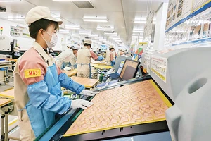 Sản xuất bảng mạch điện tử tại Công ty trách nhiệm hữu hạn Meiko Việt Nam, Khu công nghiệp Thạch Thất, Hà Nội. 