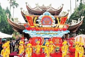 Biểu diễn văn nghệ tại lễ khai hội chùa Hương vào sáng 15/2. 